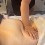 銀座のインディバ術後ケア専門サロンでお腹の手技ケアを受ける様子