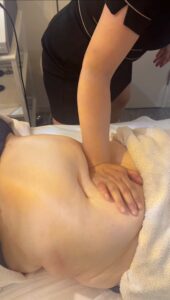 銀座のインディバ術後ケア専門サロンでお腹の手技ケアを受ける様子