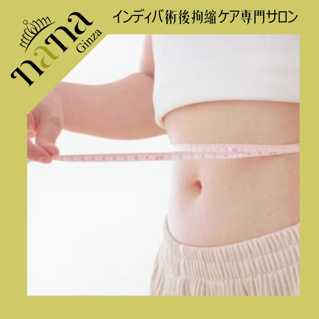ウエストのサイズを測る女性
